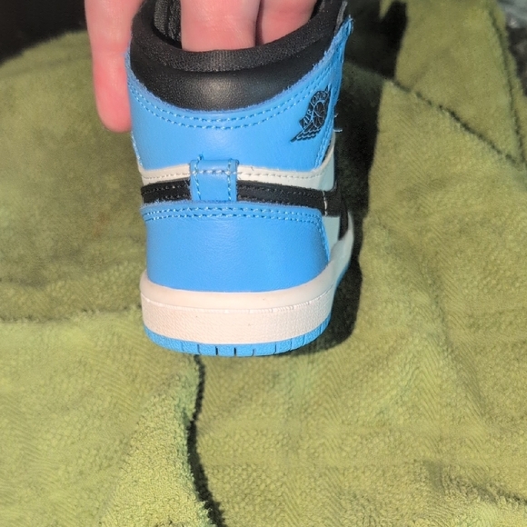 Jordan 1 Retro in University Blue and Black - Picture 12 of 16